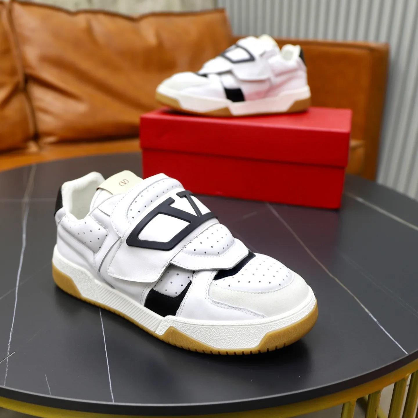 Ex-factory price: 520💰VALENTINO/Valentino Men's latest low-top thick-soled sports shoes are shipped. Made with heavy industry, men's fine casual sports shoes, versatile style. Original leather, rubber lines embellished with geometric segmented uppers, hand-stitched, novel and fashionable, rubber soles with details on the front and back, and the tongue is decorated with the Valentino Garavani Logo, which is comfortable, breathable and durable! Comes with full original packaging! Code number: 38-39-40-41-42-43-44 (45, 46 can be customized)